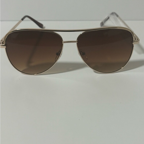 Chic Gold Aviator Sunglasses with Dark Lenses - Picture 2 of 4